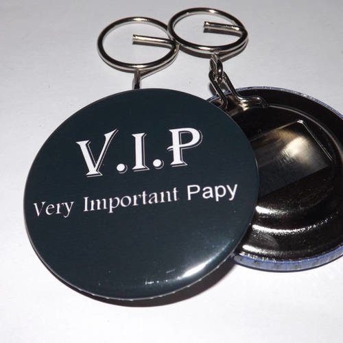 Porte clef badge avec décapsuleur au dos 58mm,very important papy 