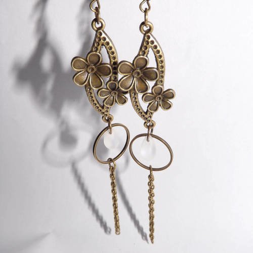 Bijou de créateur boucle d'oreille coloris bronze, "la flore cerclée" perle goutte en verre translucide 