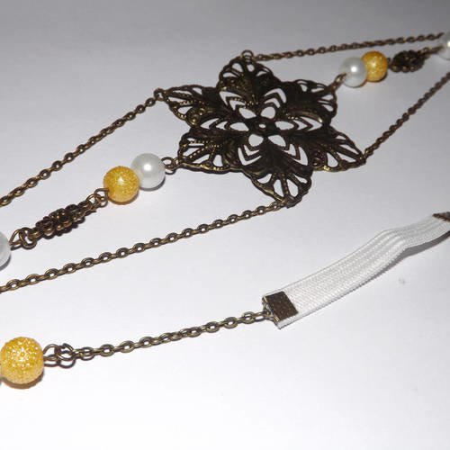 Charmant headband bijoux de cheveux, accessoire vintage, romantique,chic, estampe fleur ,perle en verre doré et blanche 