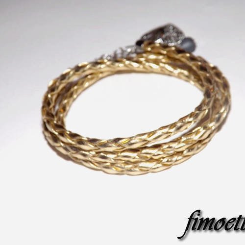 Tres jolie bracelet 3 tours simili cuir tressé,doré,or ,avec coeur 