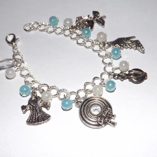 Tres jolie bracelet créateur à breloque argenté, so women , chapeau,parfum,perle de verre,ton bleu et blanc 