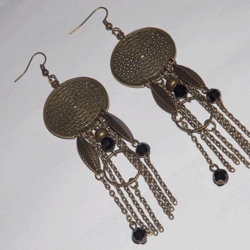 Bijou de créateur boucle d'oreille pendante ,coloris bronze,style ethnique , rond avec feuille et perle cristal noire 