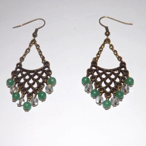 Super paire de boucle d'oreille style orientale , jade et perle de verre, transparent et verte, bijoux de createur 