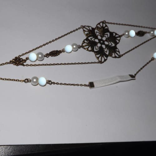 Charmant headband bijoux de cheveux, accessoire vintage, romantique,chic, estampe fleur ,perle en verre blanche et jade bleu ciel 