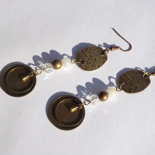 Boucle d'oreille ethnique ,pendante , bronze , perle verre blanc et perle cristal transparent 