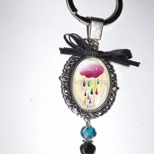 Porte clef, bijou de sac,cabochon en verre, personnalisable , prénom , nuage ,pluie coloré,perle cristal bleu 