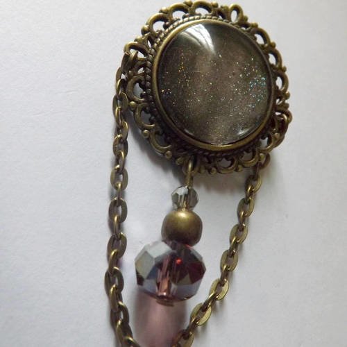Jolie broche cabochon en verre,gris noir pailleté, avec perle cristal et chaine pendante 