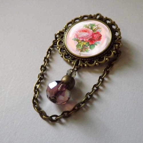 Jolie broche cabochon en verre, bouquet de rose, avec perle cristal et chaine pendante 