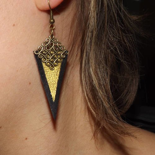 Boucle d'oreille ethnique geometrique, cuir , forme triangle , doré et noir 