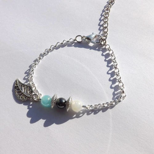 Bijou createur,  bracelet argenté feuille ,perle de verre blanche et bleu ciel , perle hematite noire 