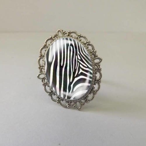 Jolie bague ovale avec décor autour cabochon en verre; zebre,peau de bete 