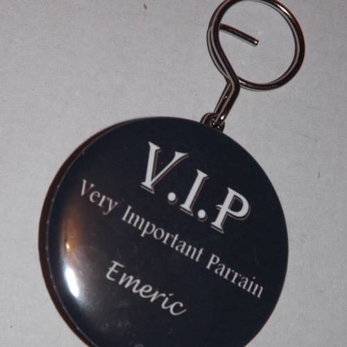 Porte clef badge avec décapsuleur au dos 58mm,vip very important parrain (personnalisable avec le prénom de l'enfant,ou sans 