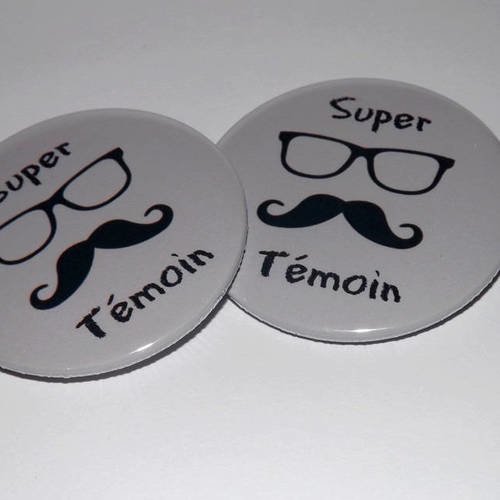 2 badges 58 mm,super témoin ,cadeau mariage ,moustache lunette  (autre photo possible) 