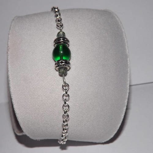 Jolie bracelet argenté ,minimaliste , perle de verre verte et cristal vert pale 