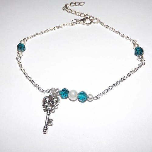 Chaine de cheville / bracelet de cheville perle cristal et verre bleu et blanche , clé 