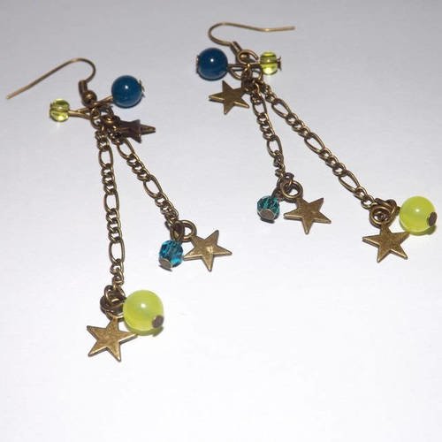 Charmante boucle d'oreille tombante , bronze, "ciel étoilé" perle jade de malaisie jaune et bleu , cristal bleu et verre 