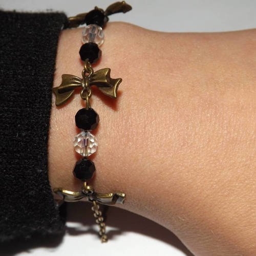Jolie bracelet de créateur , trio de noeud avec perle cristal transparente et noir , metal bronze 