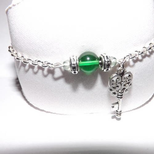 Jolie bracelet argenté ,minimaliste , perle de verre verte et cristal vert pale , breloque clé 