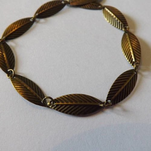 Bracelet minimaliste breloque feuille couleur bronze 