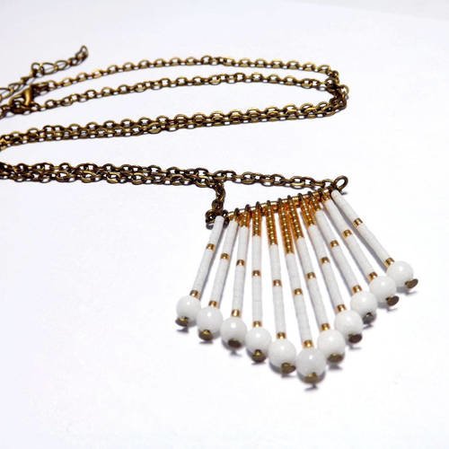 Collier ethnique triangle, perle de verre miyuki delica,doré et blanche, perle de verre 4mm blanche 