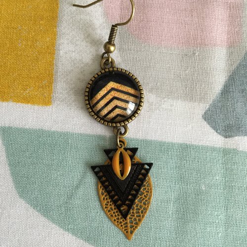 Boucles d’oreilles cabochon or et noir avec estampes