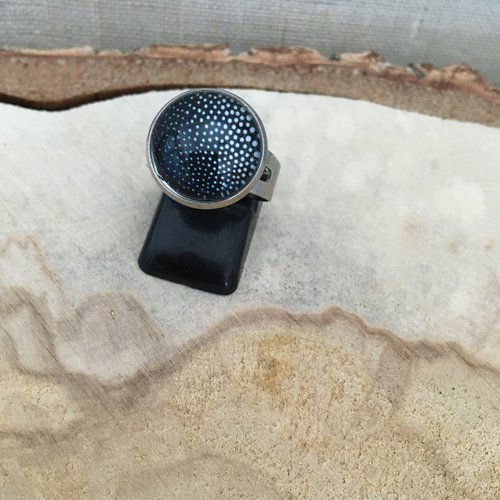 Petite bague cabochon noir à pois blancs