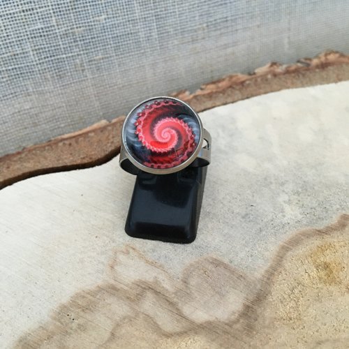 Petite bague réglable cabochon spirale rouge