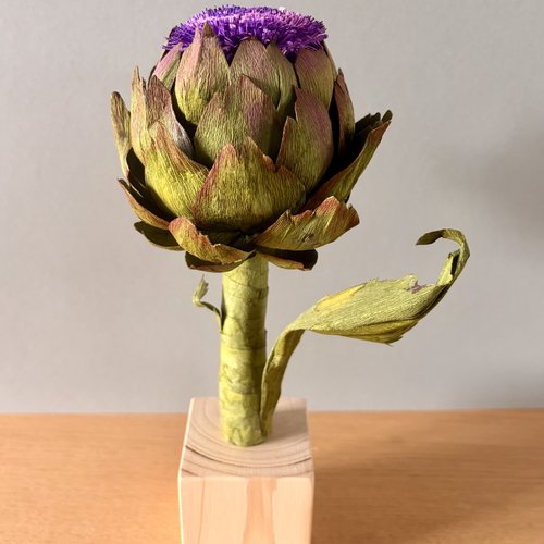 Artichaut botanique violet et vert en papier crépon sur cube en bois
