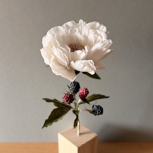 Pivoine japonaise et petite branche de mûres en papier crépon