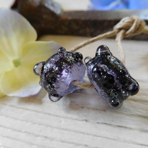 Paire de perles en verre filé, création artisanale.