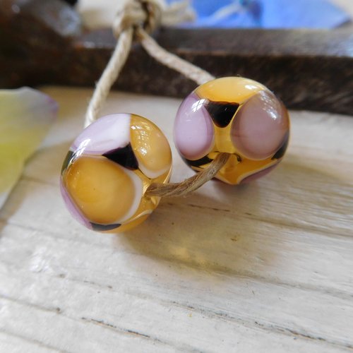 Paire de perles en verre filé, création artisanale.