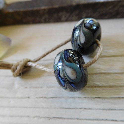 Paire de perles en verre filé, création artisanale.
