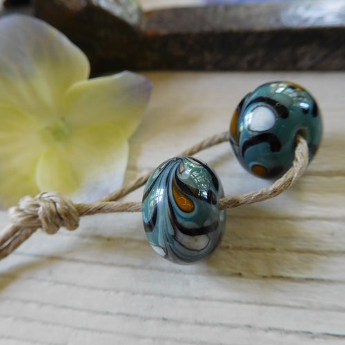 Paire de perles en verre filé, création artisanale.
