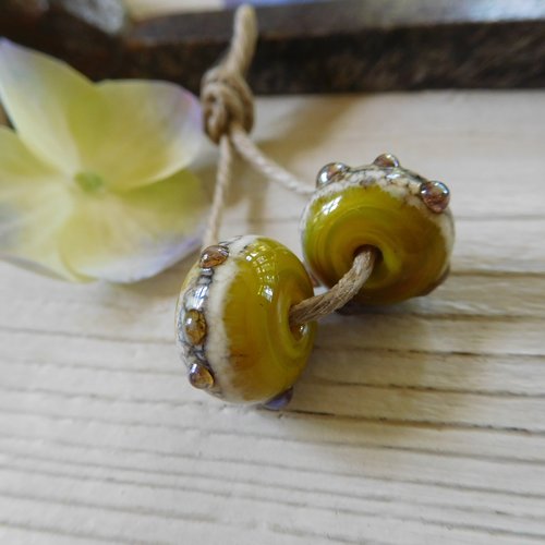 Paire de perles en verre filé, création artisanale.