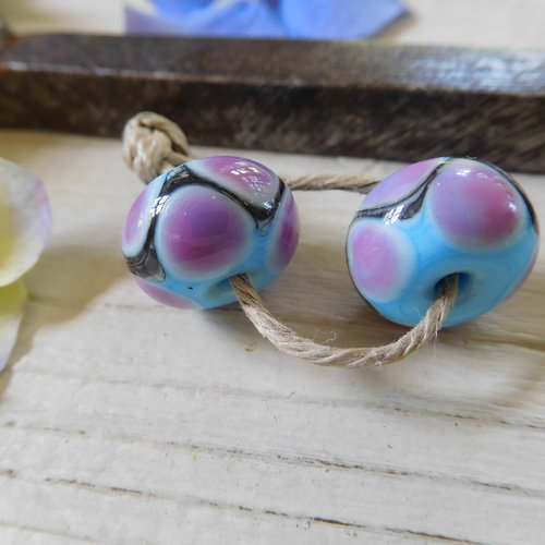 Paire de perles en verre filé, création artisanale.