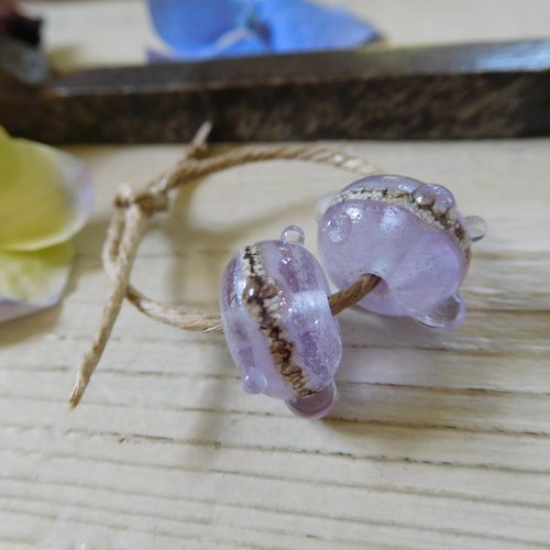 Paire de perles en verre filé, création artisanale.