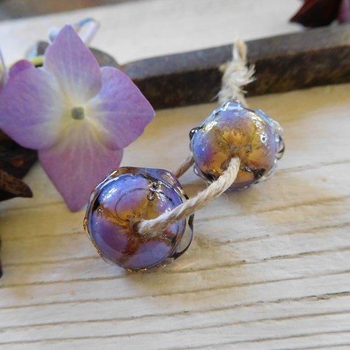 Paire de perles en verre filé, création artisanale.