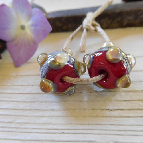 Paire de perles en verre filé, création artisanale.