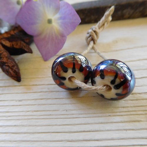 Paire de perles en verre filé, création artisanale.