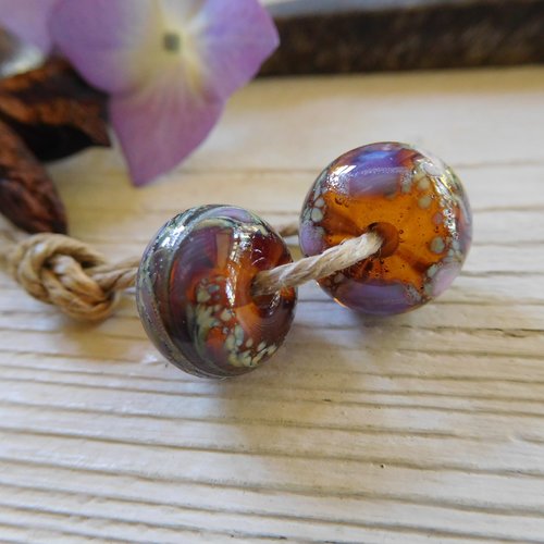 Paire de perles en verre filé, création artisanale.