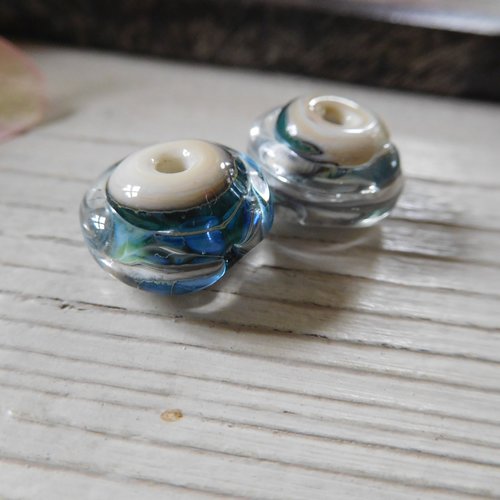 Paire de perles en verre filé, création artisanale.