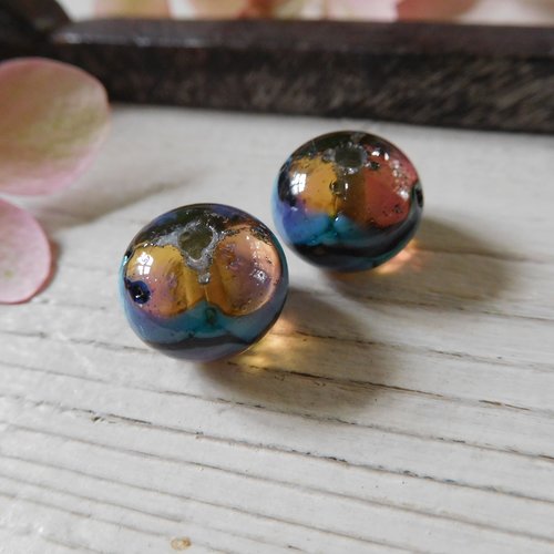 Paire de perles en verre filé, création artisanale.