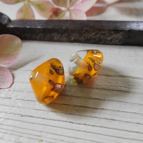 Paire de perles en verre filé, création artisanale.