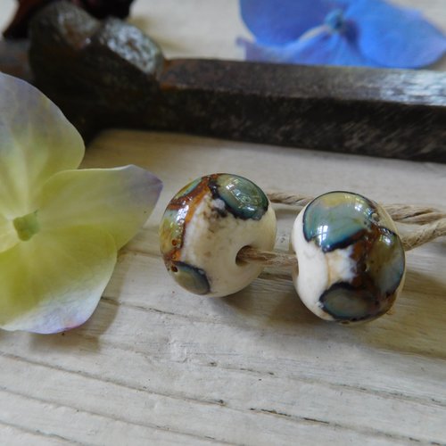 Paire de perles en verre filé, création artisanale.