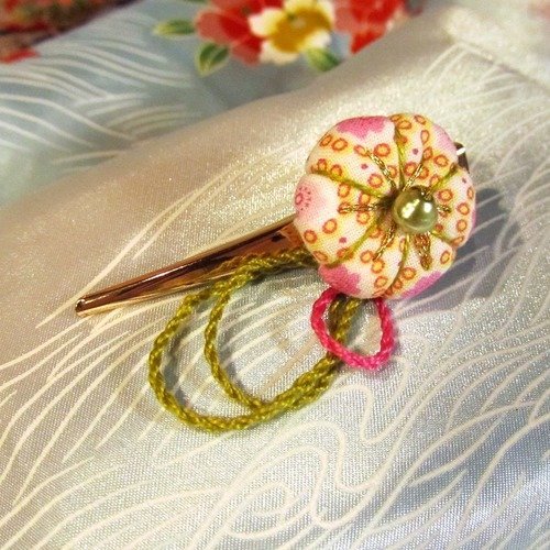Barrette à cheveux fleur rose en verte avec cordons torsadés en tsumami kanzashi