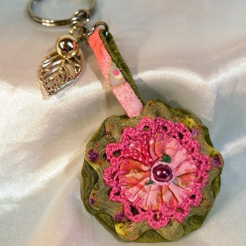 Porte-clés fleur - broderie et dentelle - rose et vert