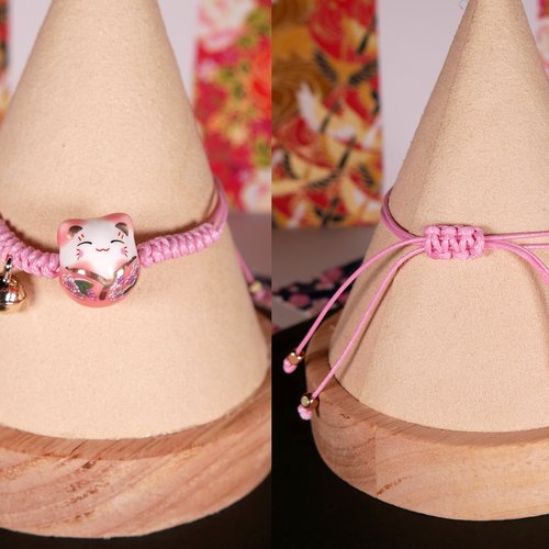 Bracelet cordon réglable grelot et chat porte-bonheur japonais maneki-neko couleur rose