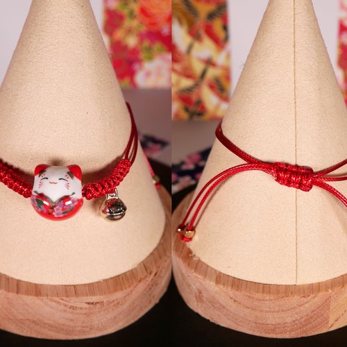 Bracelet cordon réglable grelot & chat porte-bonheur japonais maneki-neko couleur rouge