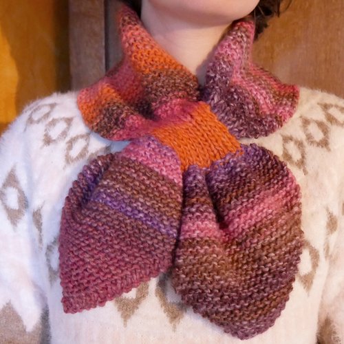 Écharpe feuille, tour de cou, col d'hiver en laine colori rose, orangé et violet. taille femme adulte.