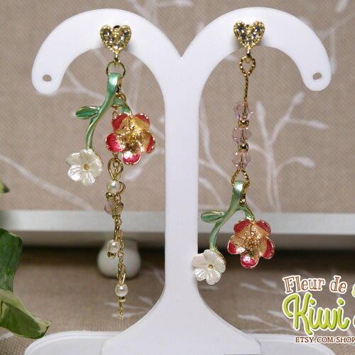 Boucles d'oreille asymétrique bijoux fleur de cerisier, sakura blossom, hanami, porte-bonheur japonais, printemps japonais, fan du japon,